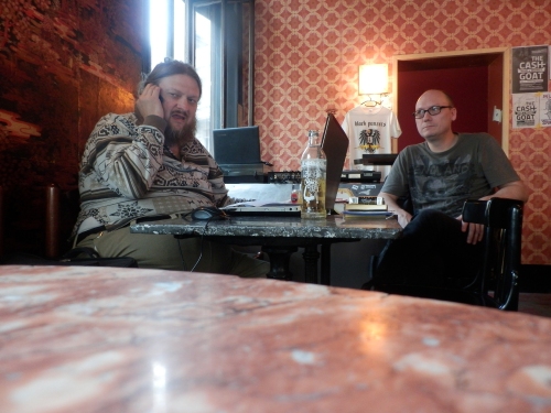 Gerhard Eichberger mit Gitarristen Martin Heller vor der Probe im Cafe Einhorn (Foto: Oswald, 2. Mai 2014)