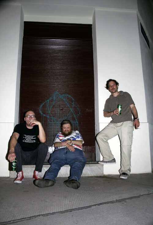 Das Grundgerüst der neuen Formation: Gittarist Martin, Sänger Helmi, Schlagzeuger Andy. (Foto: Oswald, am 23. Mai 2014)